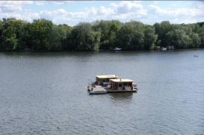 Saunainsel - Hausboot mit schwimmender Sauna, Hottub und Tretboot in Berlin